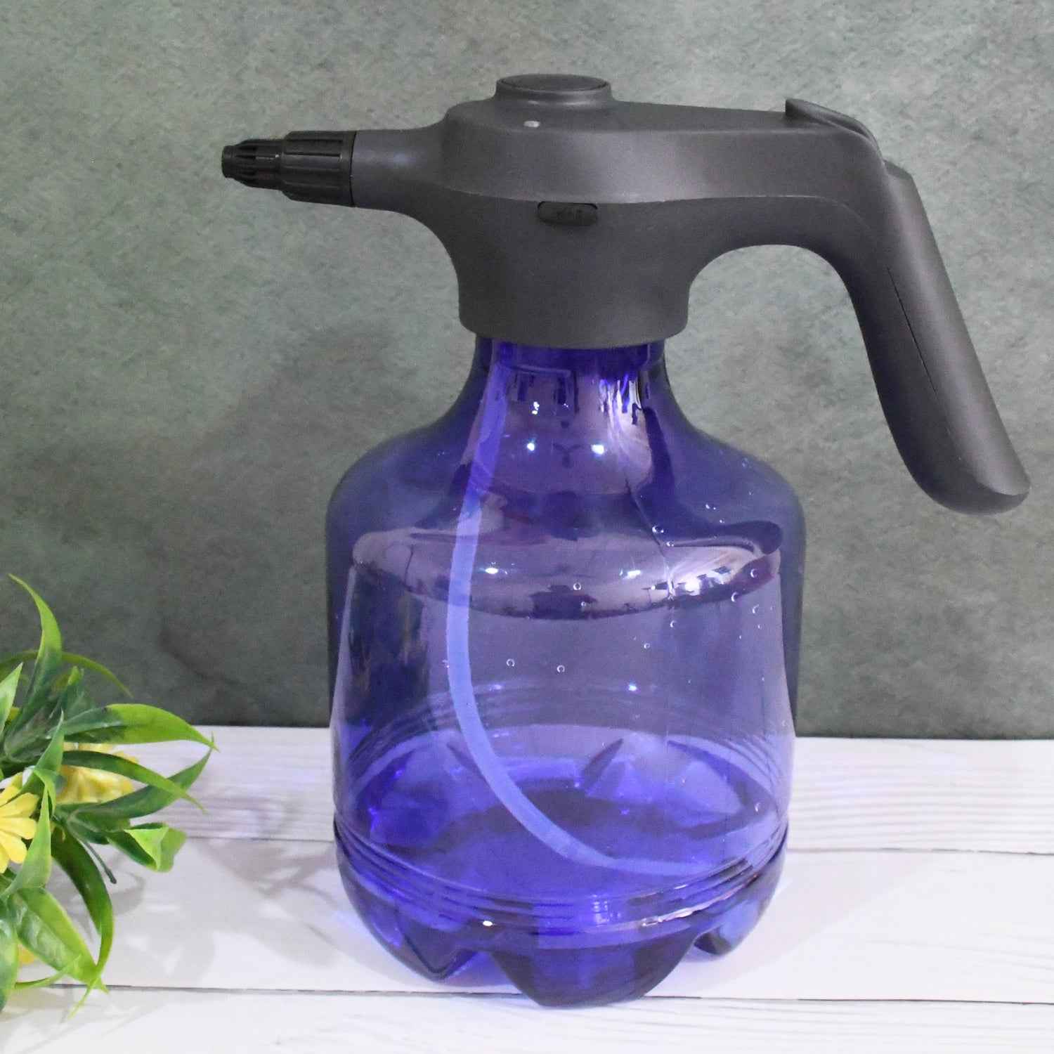 3L electric garden sprayer in white, ready for automatic watering of plants.