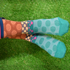 Close-up of the elastic cuff on a men's ankle length sock, ensuring a comfortable, secure fit.