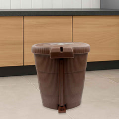Mini Pedal Dustbin – 8L Compact & Hygienic Waste Bin | VoltDesk