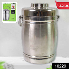 Vacuum-insulated lunch box keeping food hot for hours.