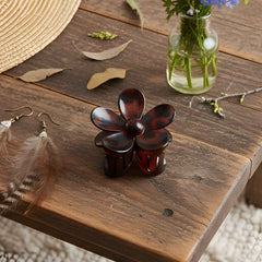 Flower Hair Clip – Elegant Plastic Claw for Secure Hold