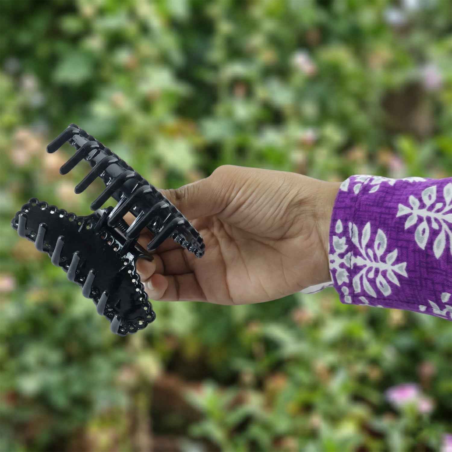 Black Hair Claw Clip – Strong Grip, Non-Slip & Stylish Design