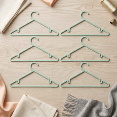 Plastic Clothes Hangers Ð Non-Slip Design for Safe Grip and Organization