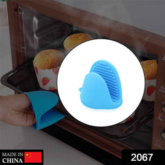 Close-up of a flexible silicone mini oven mitt with a non-slip pattern.