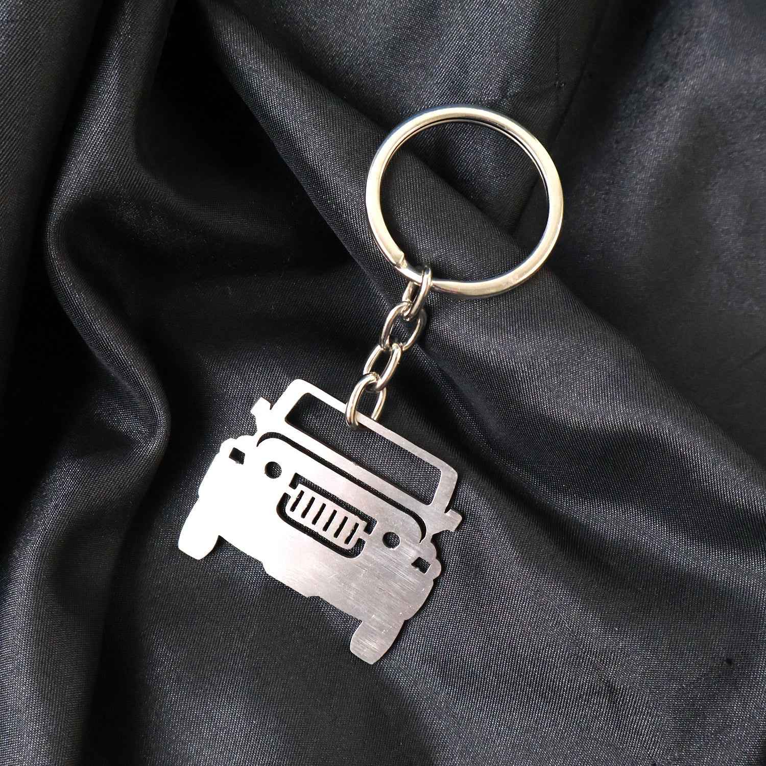 Metal Jeep Shape Keychain – Durable Stainless Steel Accessory