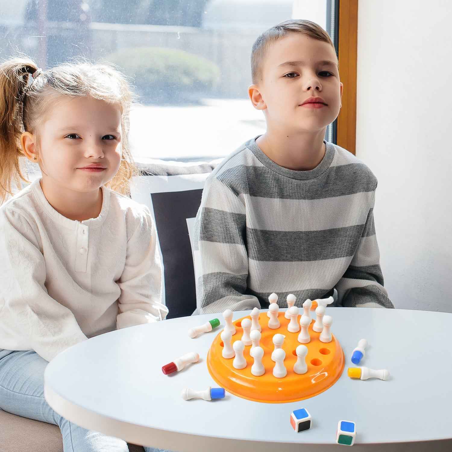 Memory Chess Game – Plastic Brain Teaser with 24 Colorful Pegs