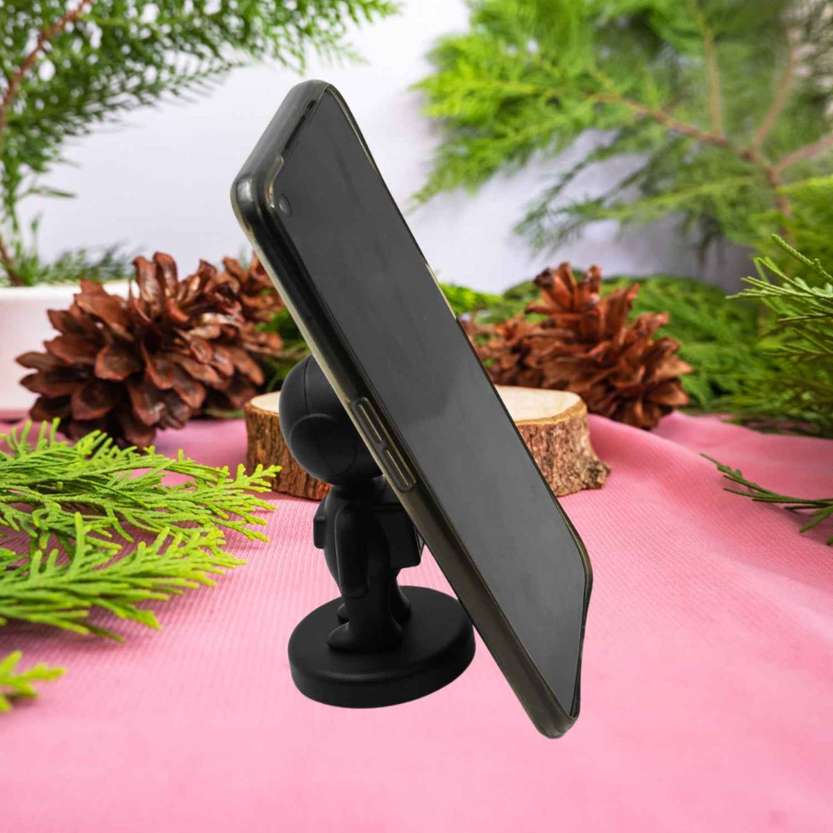 Cartoon Astronaut Magnetic Phone Holder – 360° Rotating Car Mount | Gambit