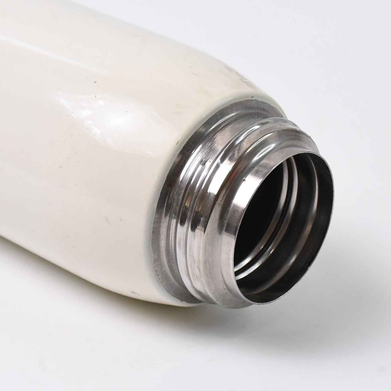 Vacuum-insulated stainless steel water bottle closed with leak-proof cap