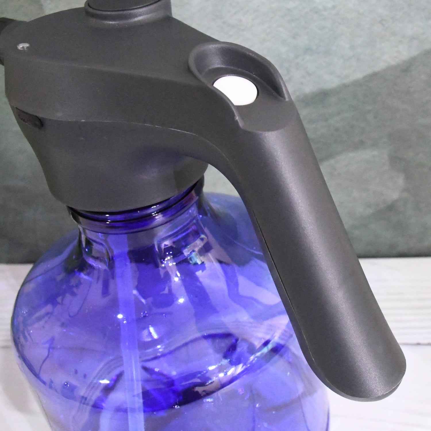 The adjustable nozzle of the automatic electric sprayer demonstrating a fine, even mist pattern.