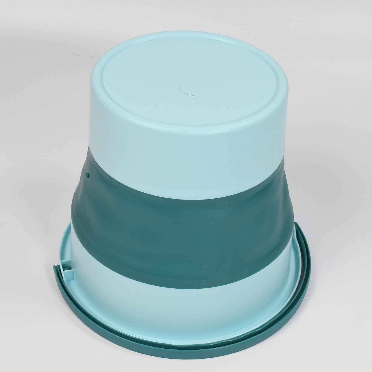 A close-up of the foldable water bucket's durable TPR and PP materials.