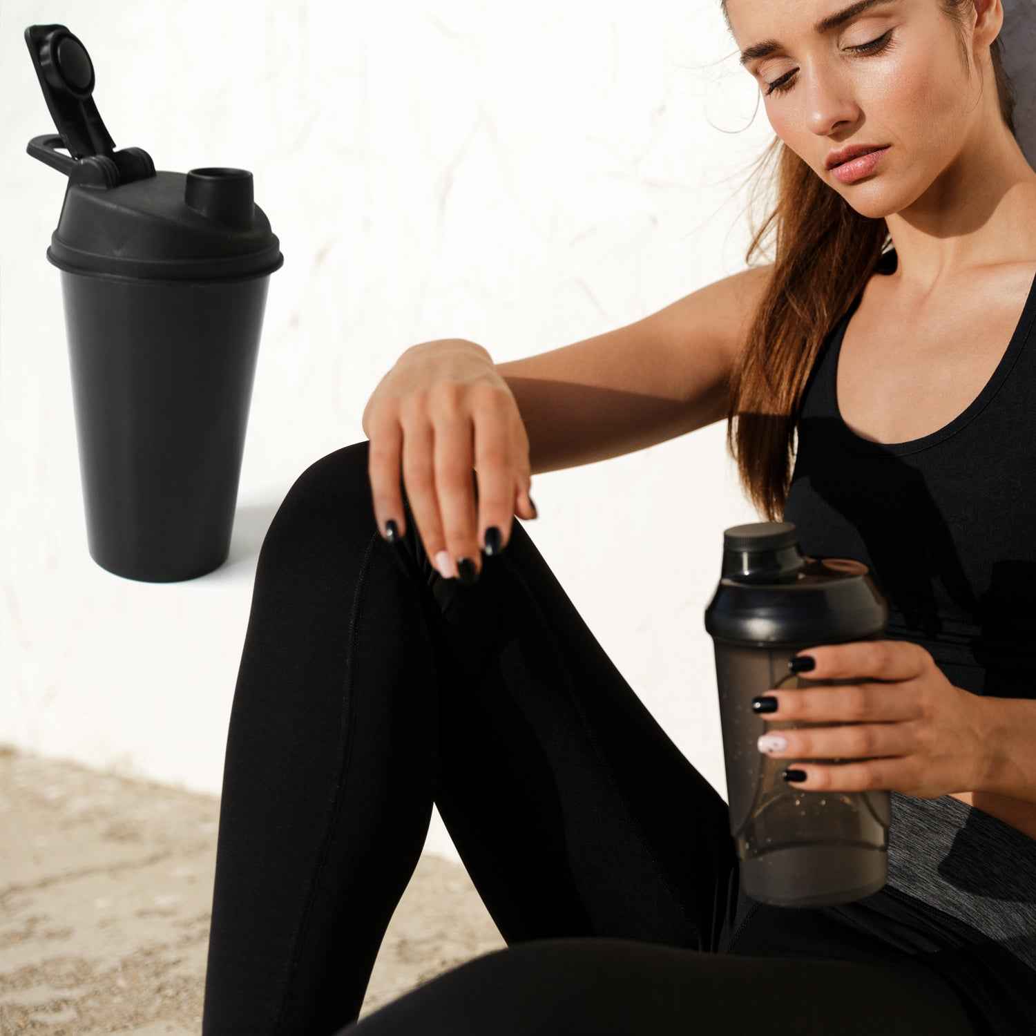 Insulated leak-proof shaker bottle suitable for hot and cold beverage mixing