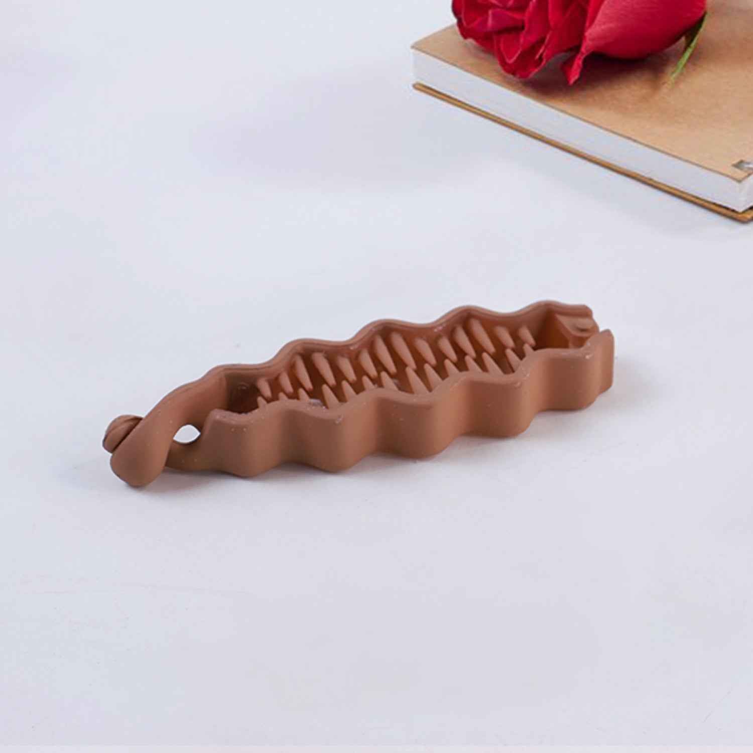 Strong hold plastic claw clip suitable for women's hairstyles