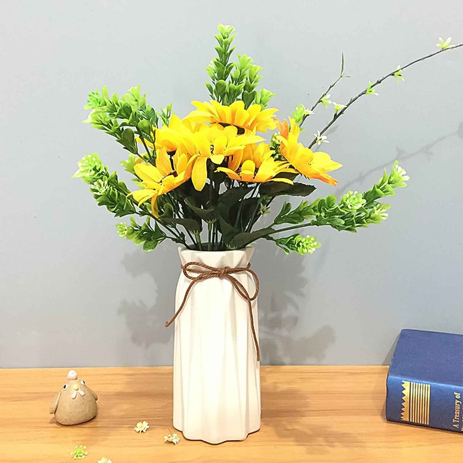 Decorative plastic flower vase perfect as a housewarming gift