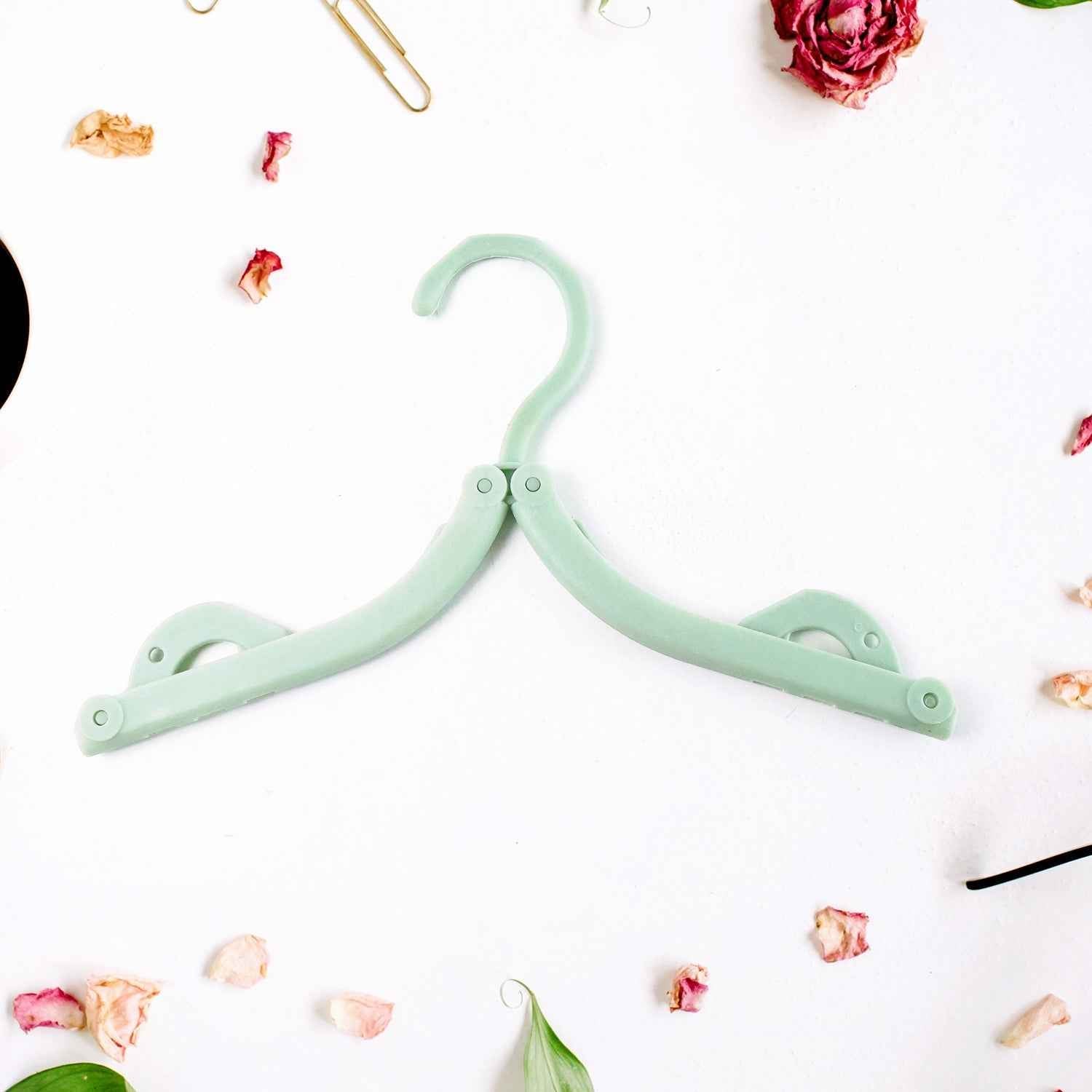 Travel Hangers – Compact Foldable 4-Pack for Easy Storage