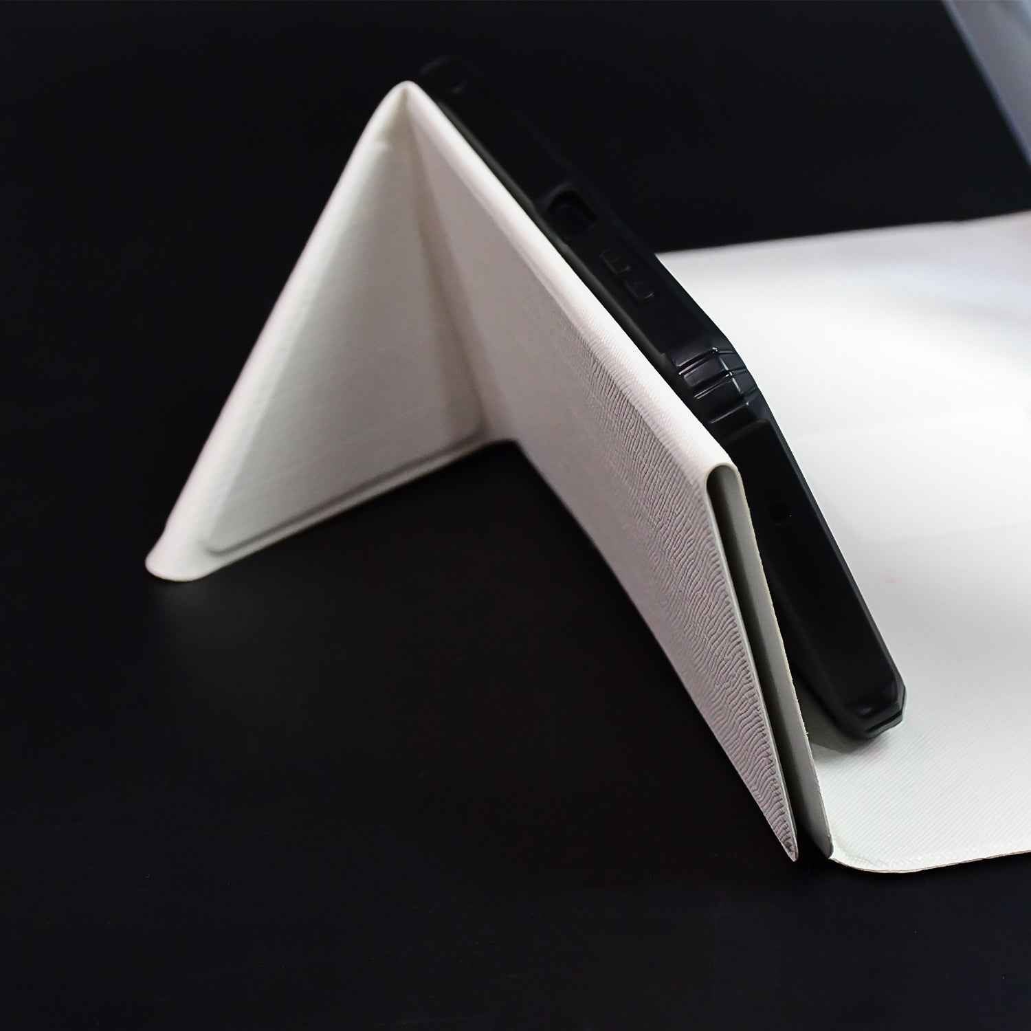 Compact and lightweight design of the mobile screen magnifier for easy travel.