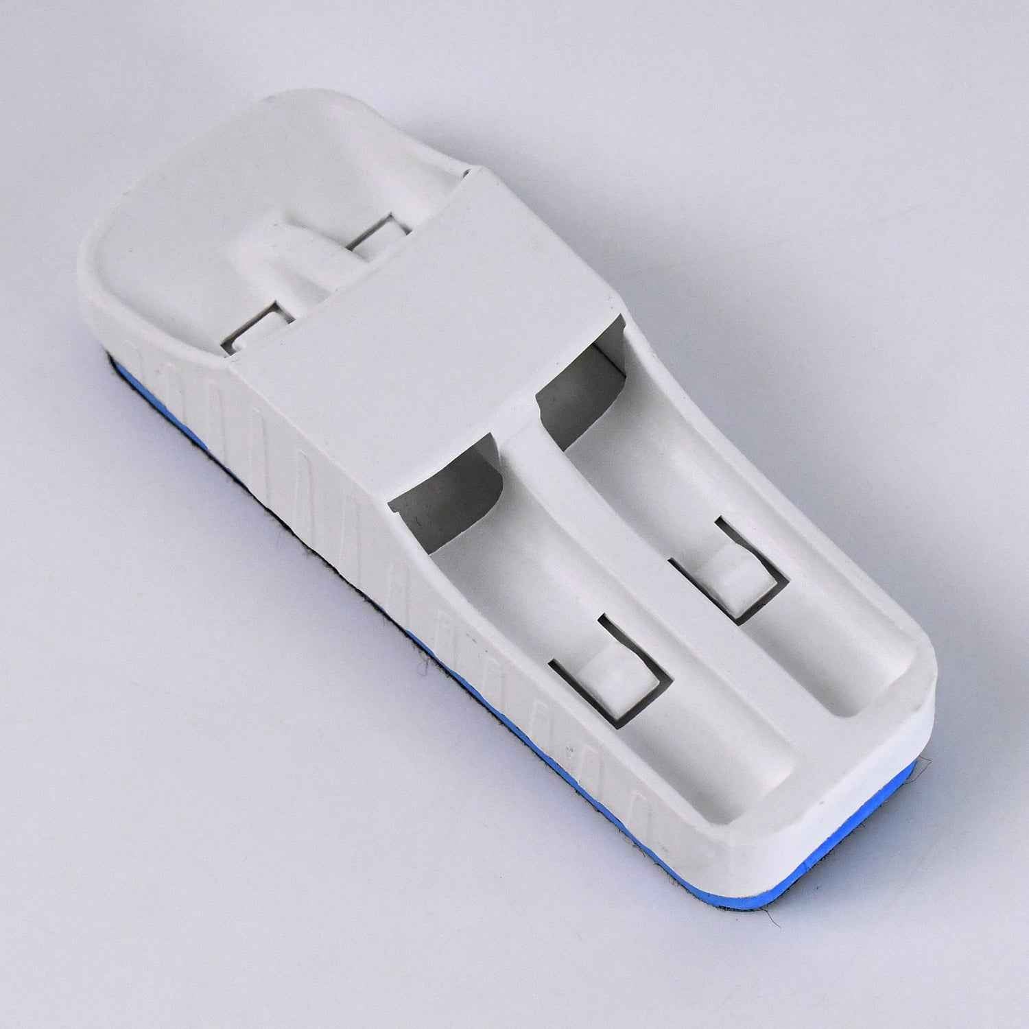 Magnetic Duster – Dual Marker Holder & Lightweight | Deskura