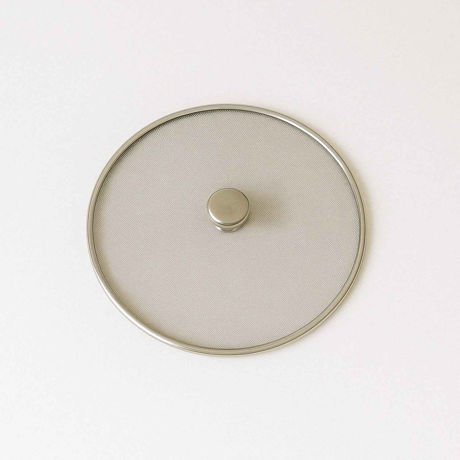 Stainless steel splatter guard with heat-resistant knob handle for safe use