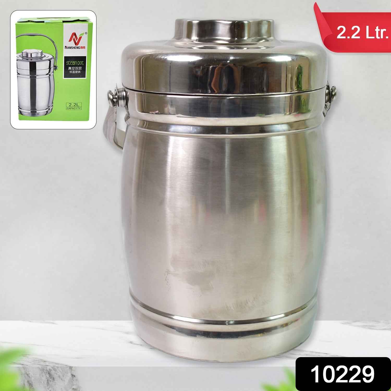 Vacuum-insulated lunch box keeping food hot for hours.