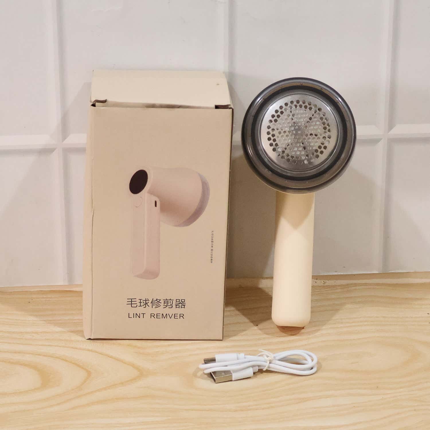 Packaging box for fabric shaver