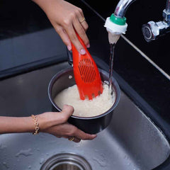 Multifunctional rice sieve for washing rice and pulses easily.