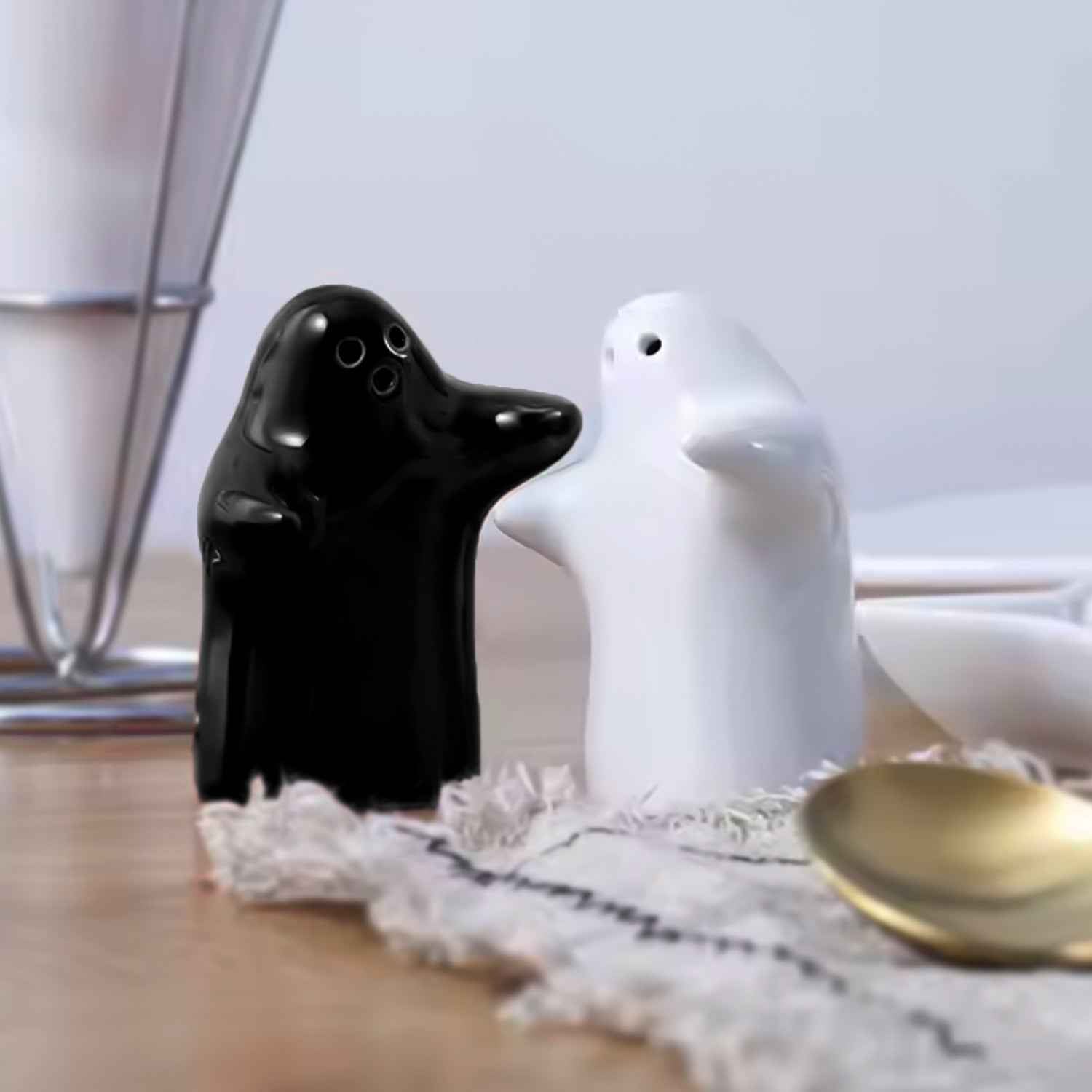 Ceramic Salt and Pepper Shakers – Modern Couple Design | Tidy Table
