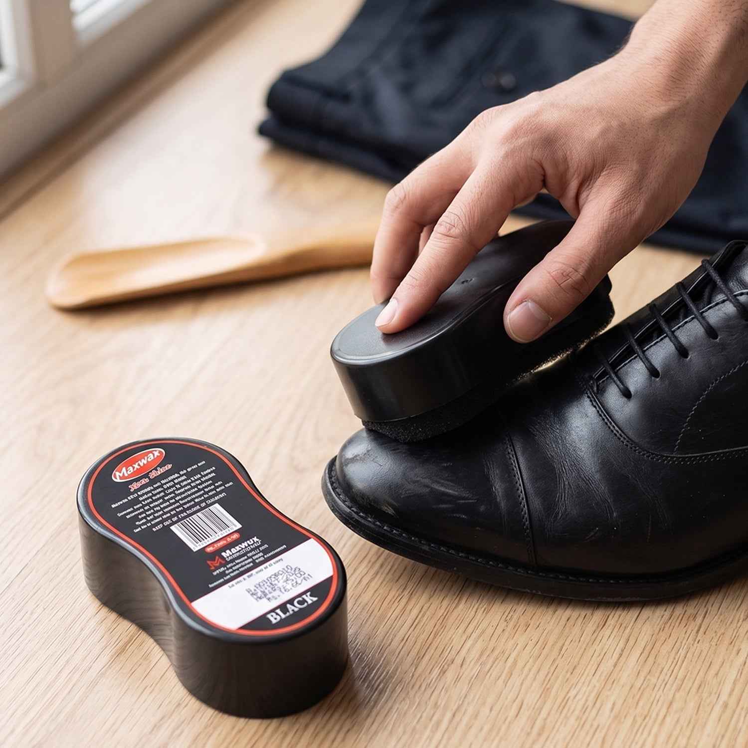 Shoe Shiner Ð Instant Shine with Built-in Sponge Applicator
