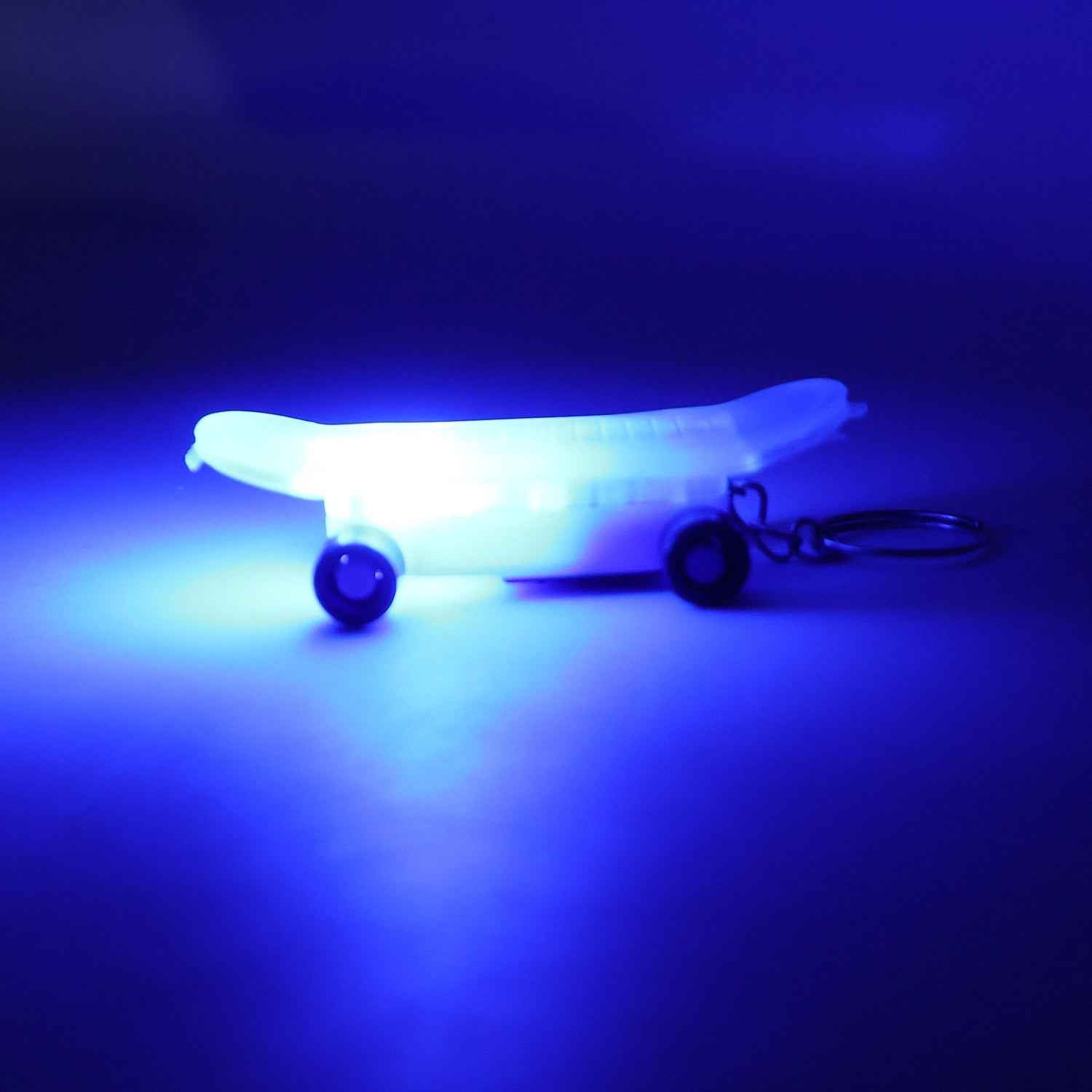 Mini Skateboard LED Keychain Ð Light-Up Fun Accessory for Keys and Bags