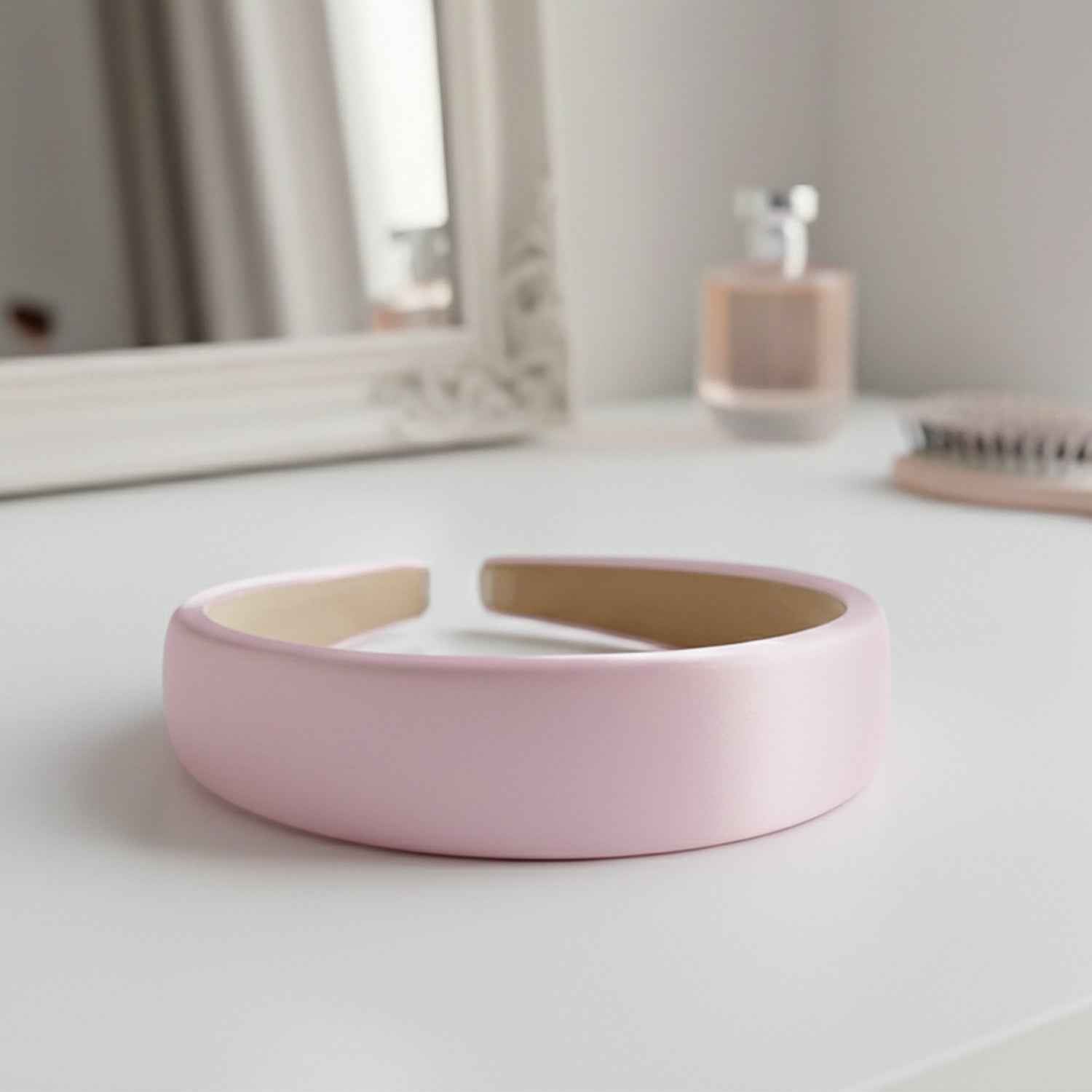 Padded Satin Hairband – Comfortable & Stylish Accessory