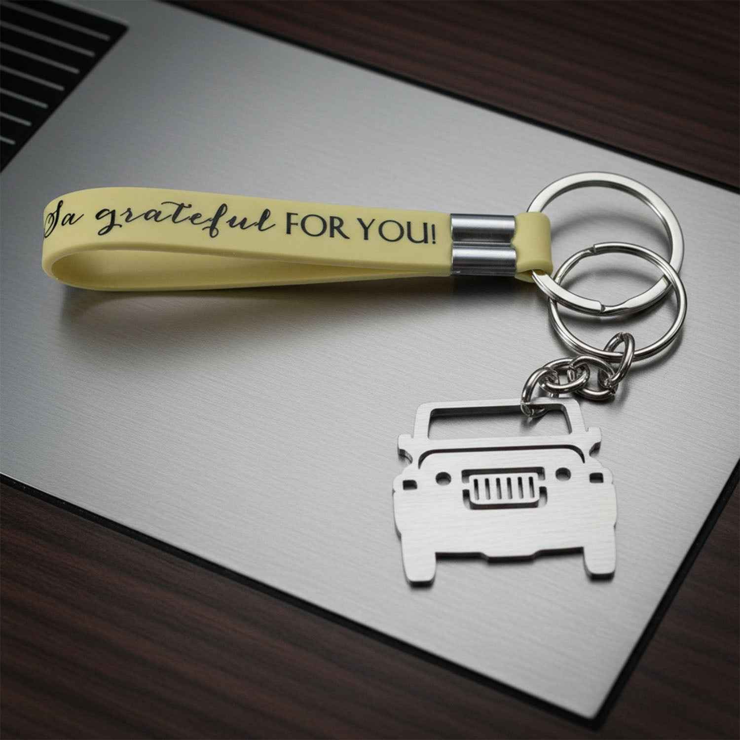 Jeep-Shaped Metal Car Keychain – Stylish Dual-Keyring Set