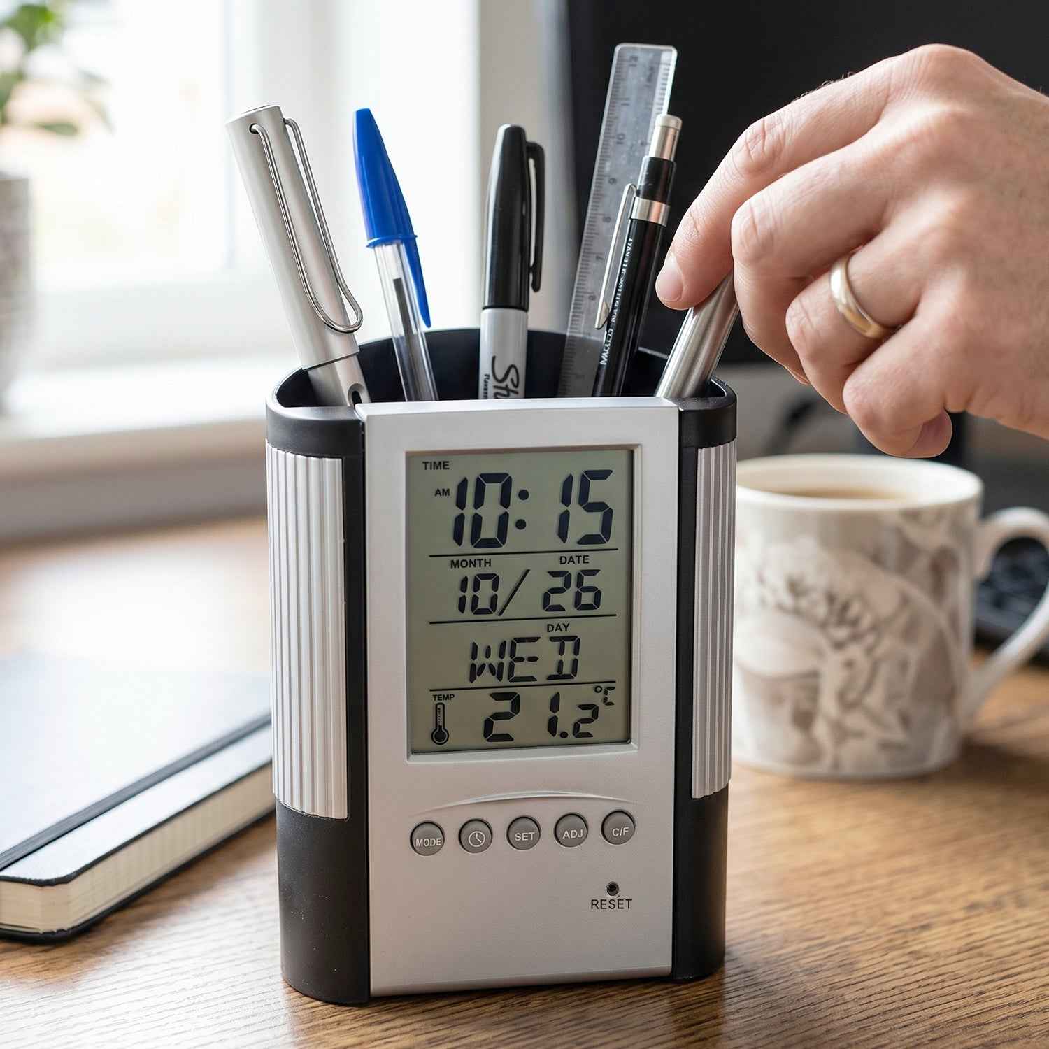 Digital Calendar Desk Clock Ð Time, Date, Temperature Display