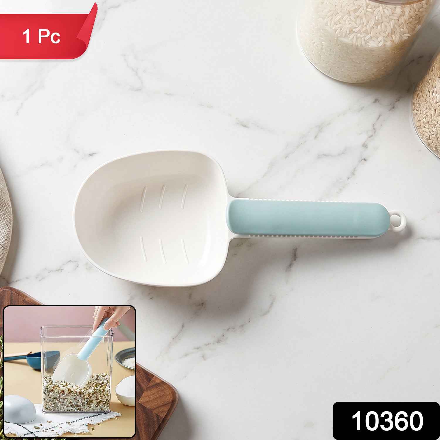 Close-up of the ergonomic handle and integrated bag sealing clip of the plastic measuring spoon.